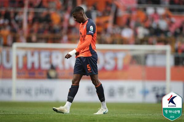 지난 1일 광주FC와의 경기에서 레드카드를 받고 경기장을 빠져나가는 제주SK 이탈로. (사진=한국프로축구연맹)