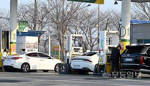 국제 유가가 전 세계 원유 물동량 상당 부분을 차지하는 호르무즈 해협 봉쇄의 여파로 급등하고 있는 4일 오전 8시께 광주 서구 치평동 한 주유소가 이른 시간임에도 주유를 하기 위한 시민들로 붐비고 있다. 뉴시스