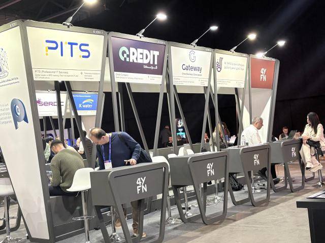 이란-이스라엘 공습에 따른 중동 영공 폐쇄로 관계자들이 불참한 가운데, 관람객들이 주인 없는 중동 ICT 기업 부스를 차지하고 있다.사진=최연재 기자