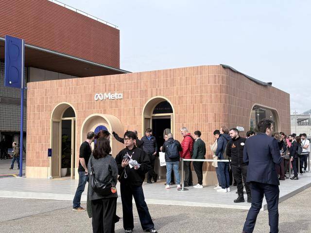 메타 부스 밖에 관람객들이 들어가기 위해 줄을 서있다. [사진=최연재 기자]