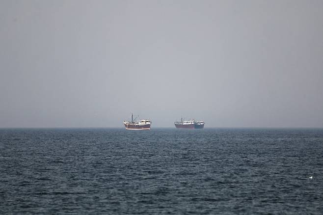이란 위협에 호르무즈 해협에 발이 묶인 선박들.(로이터/연합뉴스)