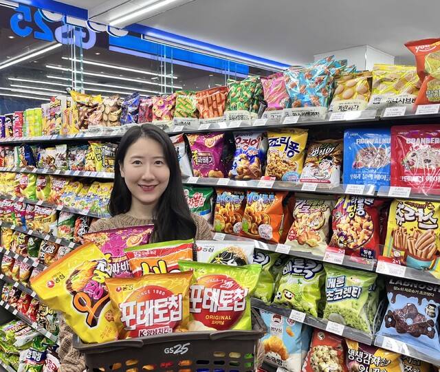 GS리테일이 운영하는 편의점 GS25가 다가오는 신학기 시즌을 맞아, 1500여 종의 인기 상품을 대상으로 3월 한 달간 대규모 할인 프로모션을 진행한다.(GS25 제공))