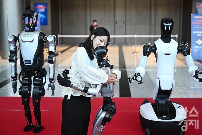 2026 스마트공장·자동화산업전((AW 2026)이 4일 서울 강남구 코엑스 전관에서 열린 가운데 차이나 휴머노이드 로봇이 포옹 동작을 선보이고 있다. 이번 행사는 아시아 최대 제조 AX(AI 전환) 전시회로 오는 6일까지 열린다./ 이호형 기자 leemario@sporbiz.co.kr 2026.03.04