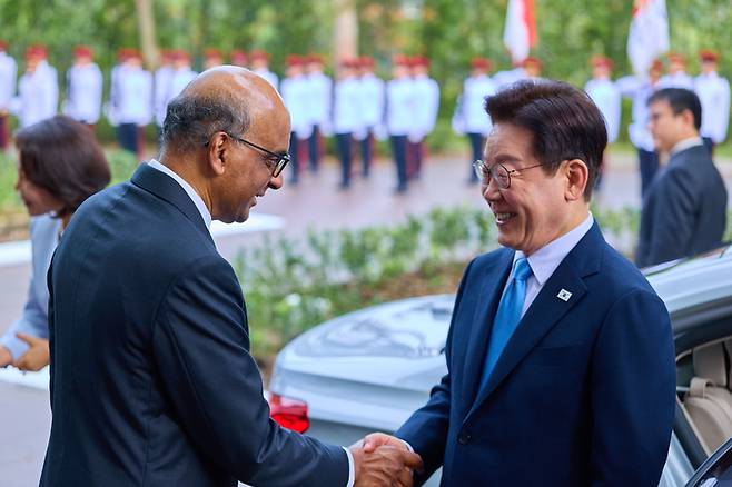 ▲이재명 대통령이 2일 싱가포르 외교부 청사에 도착해 타르만 샨무가라트남 싱가포르 대통령과 악수하고 있다.연합뉴스