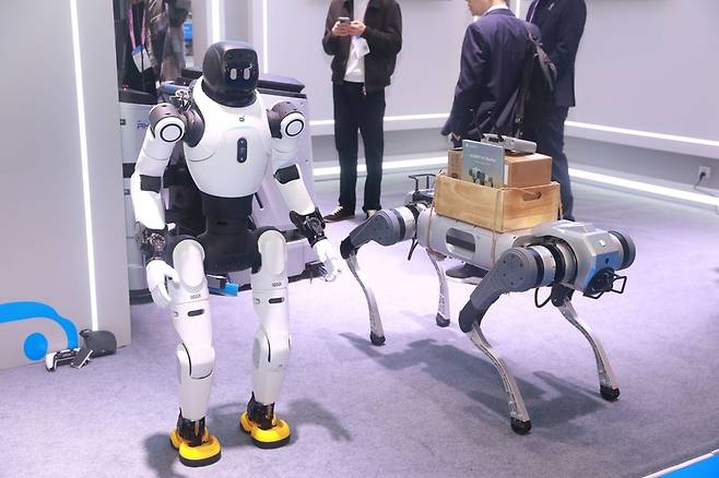 MWC 2026에 전시된 애지봇의 휴머노이드와 4족보행 로봇. (사진=애지봇)