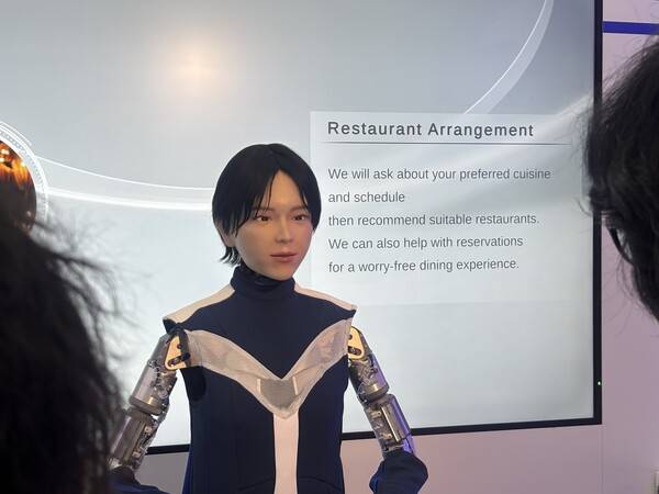 일본 통신사 KDDI는 3일(현지시각) 스페인 바르셀로나에서 열린 MWC 2026에서 음식점 예약을 손수 해주는 안내 로봇을 전시하고 있다. / 김광연 기자