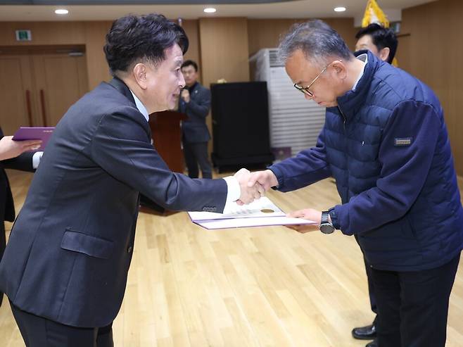 표창장을 수여중인 김영환 충북도지사(좌측), 박동환 GC녹십자웰빙 생산본부장(우측). GC녹십자웰빙