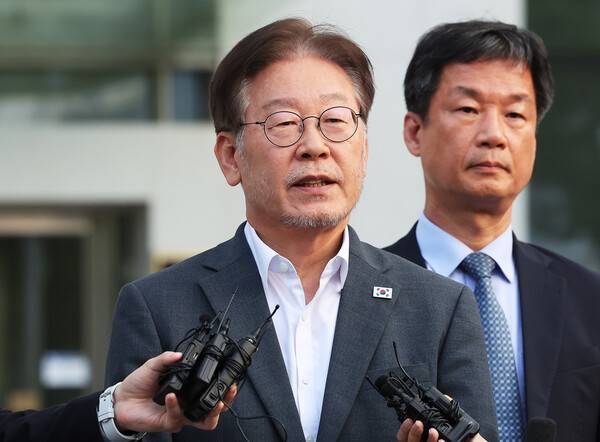 더불어민주당 이재명 대표가 12일 오후 경기도 수원시 영통구 수원지방검찰청에서 '이재명 경기도지사 방북을 위한 쌍방울 대북송금 의혹 사건' 관련 조사를 마치고 나오고 있다. 2023.9.12. 연합뉴스