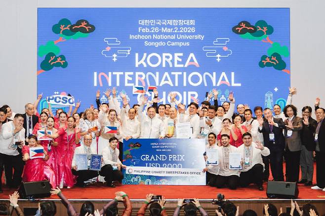 1일 인천에서 열린 제1회 대한민국국제합창대회 폐막식에서 9개 부문 경쟁에서 최종 우승한 필리핀 복권운영기관(PCSO) 합창단이 대상을 받고 기념 촬영하고 있다. (사진 = 놀던오빠들 제공)