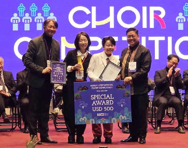 1일 인천에서 열린 제1회 대한민국국제합창대회 폐막식에서 특별상을 받은 앙상블팀이 기념 촬영하고 있다. (사진 = 놀던오빠들 제공)