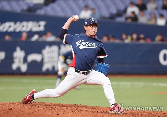 3일 일본 오사카 교세라돔에서 열린 월드베이스볼클래식(WBC) 평가전 한국 대표팀과 일본 프로야구 오릭스 버펄로스와의 경기. 9회말 한국 유니폼을 입은 고바야시 다쓰토가 역투하고 있다. 사진=연합뉴스