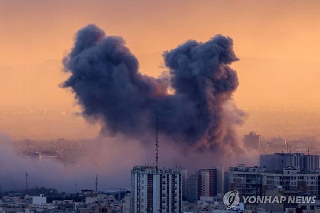 이란 수도 테헤란에서 미국의 공습 후 연기가 치솟고 있다. 사진=AFPBBNews