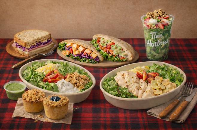 팀홀튼이 브랜드 론칭 이후 처음으로 샐러드와 스콘 메뉴를 도입하며 푸드 라인업 강화에 나섰다. (사진=팀홀튼 제공).