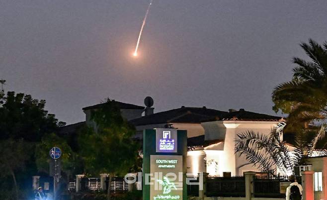 지난달 28일(현지시간) 두바이 상공에서 미사일로 추정되는 물체가 밝은 섬광과 함께 불꽃 자국을 그리고 떨어지고 있다. (사진=뉴스1)