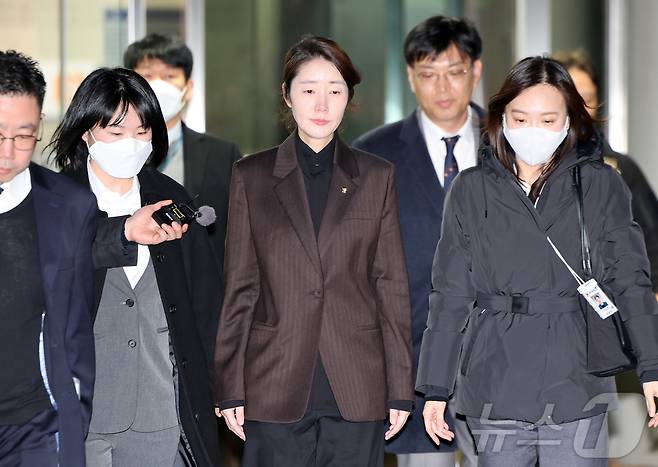 '1억 공천헌금' 의혹을 받는 강선우 무소속 의원이 3일 오후 서울 서초구 중앙지법에서 열린 구속 전 피의자 심문을 마친 뒤 법정을 나서고 있다. 2026.3.3 ⓒ 뉴스1 김진환 기자