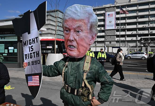 미 대사관 앞에 등장한 트럼프 가면ⓒ AFP=뉴스1