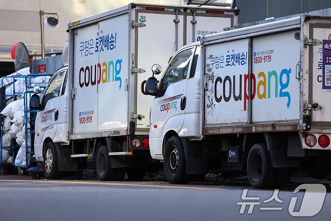 국회에서 30일부터 이틀간 '쿠팡 침해 사고 및 개인정보 유출, 불공정 거래, 노동환경 실태 파악과 재발 방지 대책 마련을 위한 청문회'가 진행된다. 사진은 이날 서울 시내 한 쿠팡 물류센터에 주차된 배송차량. 2025.12.30 ⓒ 뉴스1 김도우 기자