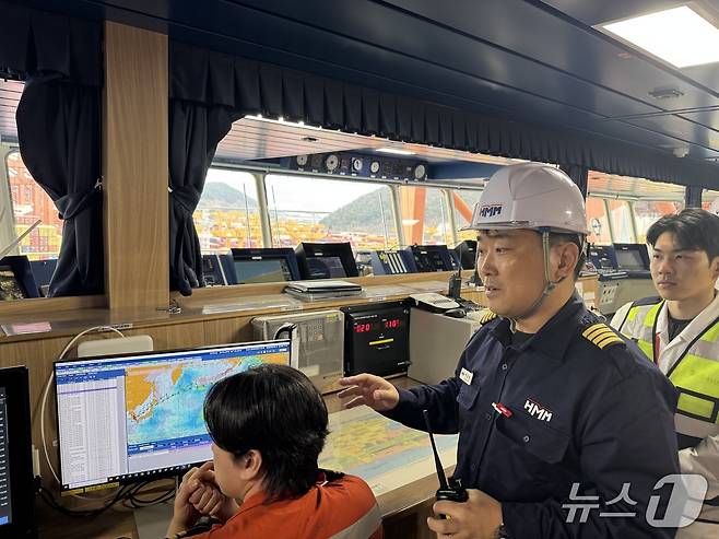 지난달 26일 HMM 에메랄드호에서 박상현 선장이 자율운항 설루션 하이나스 컨트롤에 대해 설명하는 모습 2026.3.4/뉴스1 ⓒ 뉴스1 박종홍 기자