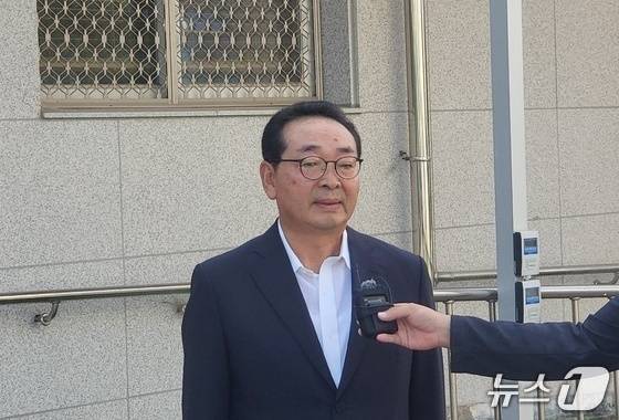 2022년 대한석탄공사 장성광업소 직원 매몰 사망사고의 과실 혐의로 불구속 기소된 원경환 전 대한석탄공사 사장이 지난 2025년 8월 12일  1심에서 무죄를 선고받고 난 뒤 기자들과 만나 입장을 밝히고 있다. 2025.8.12/뉴스1 신관호 기자