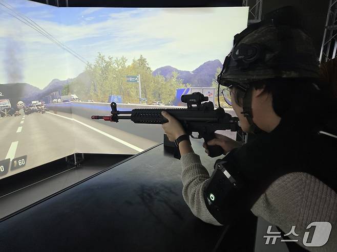 VR 훈련 중 총성, 폭음 등 실제 전장에서 발생할 수 있는 소음들이 재생된다. 센서 조끼는 피탄시 가슴, 어깨, 허벅지 등 부상 부위에 진동을 일으켜 현실감을 더한다. 2026.3.4. ⓒ 뉴스1 김기성 기자