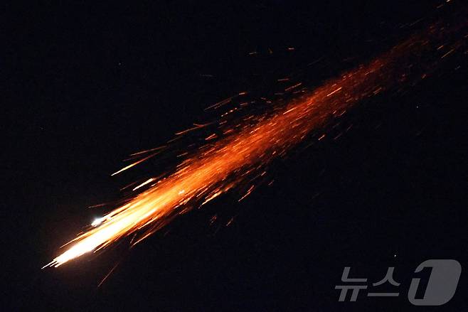 3일(현지시간) 이란에서 발사된 미사일이 이스라엘 아슈켈론에서 요격되고 있다. 2026.3.3 ⓒ 로이터=뉴스1