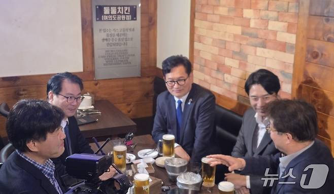 김용 전 민주연구원 부원장과 이한주 경제인문사회연구회 이사장, 더불어민주당 송영길 전 대표, 한준호 의원, 염태영 의원(왼쪽 아래부터 시계방향으로)이 4일 서울 여의도 한 치킨집에서 만찬 회동을 하고 있다. 2026.3.4 ⓒ 뉴스1 서미선 기자