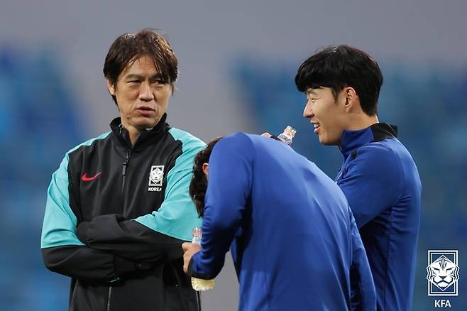 축구대표팀 홍명보(왼쪽) 감독과 주장 손흥민이 지난해 11월 김포솔터축구장에서 진행된 훈련 중 대화나누며 웃고 있다. 사진 | 대한축구협회