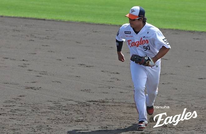 한화 강백호가 일본 오키나와에서 열린 KT와 평가전에서 수비를 하고 있다. 사진 | 한화 이글스
