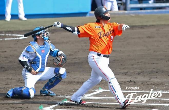 한화 강백호가 26일 일본 오키나와 나고 시영구장엔서 열린 2026 오키나와 스프링캠프 니혼햄 2군과 평가전에서 타격하고 있다. 사진 | 한화 이글스