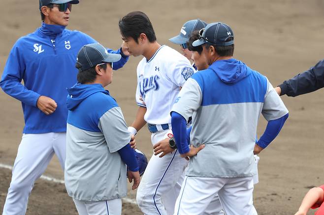 3일 한화전 헤드샷 후 덕아웃으로 향하는 이해승.