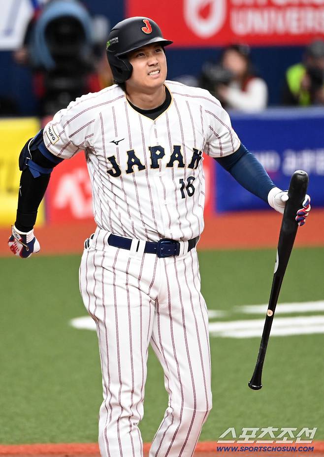 2일 일본 오사카 교세라돔에서 열린 WBC 일본 대표팀과 오릭스 버팔로스의 연습경기, 1회초 오타니가 파울타구를 날린 뒤 아쉬워하고 있다. 오사카(일본)=허상욱 기자