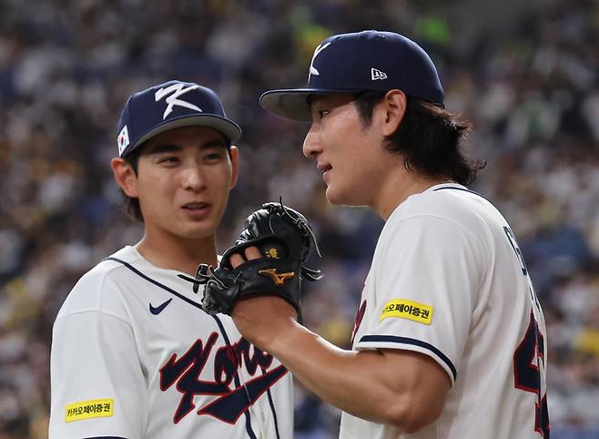 곽빈 위로하는 이정후. 연합뉴스