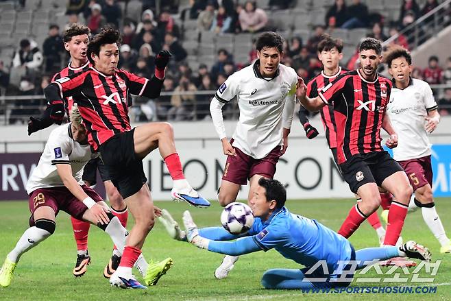 4일 오후 서울월드컵경기장에서 열린 FC서울과 비셀 고베의 아시아챔피언스리그 엘리트(ACLE) 16강 1차전 경기. 슈팅을 시도하는 FC서울 송민규. 상암=송정헌 기자songs@sportschosun.com/2026.03.04/