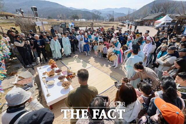 '2026년 외암마을 정월대보름 행사'에서 장승제를 진행하는 모습. /아산시