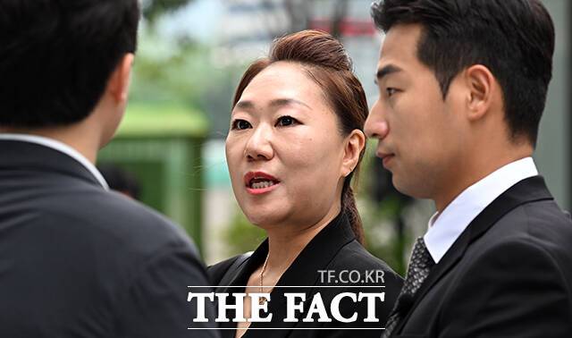 강혜경 씨가 지난해 7월 서울 종로구 KT 광화문 빌딩 웨스트에 마련된 민중기 특별검사팀(김건희 특검)에 참고인 신분으로 출석해 기자의 질문을 받고 있다. /임영무 기자