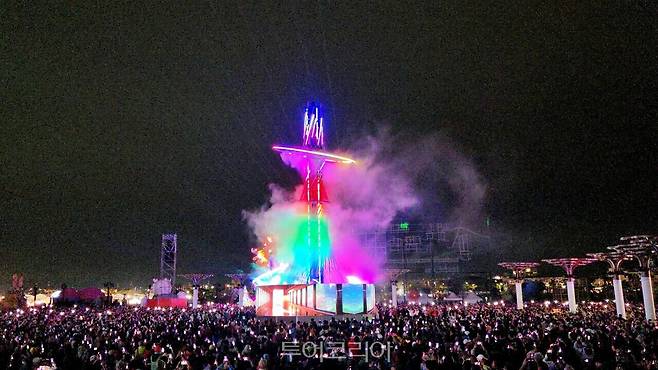 ２０２６ 타이완등불축제 주등&nbsp;'광목–세계의 아리산(光 沐–世界的阿里山)'이 점등되자 일제히 관람객들이 주등을 바라보며 사진、 영상을 찍고 있다／사진－투어코리아