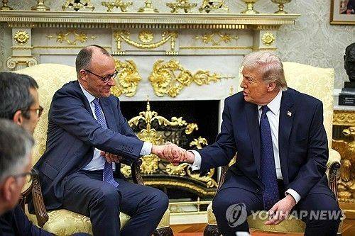 도널드 트럼프 대통령(오른쪽)과 독일 프리드리히 메르츠 총리. 연합뉴스