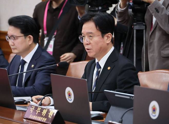 김영훈 고용노동부 장관이 3일 서울 종로구 정부서울청사에서 열린 국무회의에서 보고하고 있다. 연합뉴스