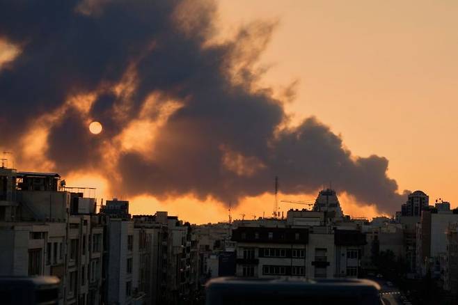 이란 테헤란에서 미국-이스라엘 군사 공격이 발생한 후 연기 기둥이 피어오르고 있다. AP Photo AP연합뉴스