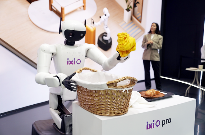 LG유플러스는 스페인 바로셀로나에서 열린 세계 최대 이동통신 전시회 MWC26에서 AI 에이전트 '익시오'와 엠비언트 AI(Ambient AI) 비전을 공개했다고 4일 밝혔다. 익시오와 결합한 휴머노이드로봇이 MWC26 현장에 전시된 모습. LG유플러스 제공