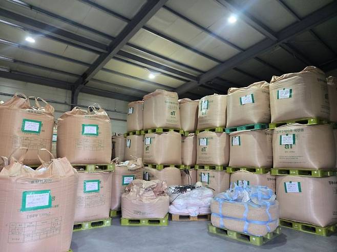 라라스팜이 제품 제조에 사용하는 국산콩이 창고에 보관돼 있다. 주상돈 기자