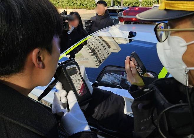 4일 오전 서울 송파구 신가초등학교 앞에서 서울 송파경찰서 교통경찰이 운전자의 음주 여부를 확인하고 있다. 박재현 기자