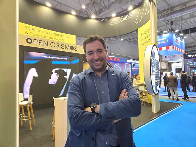 지난 2일 스페인에서 열린 'MWC 2026'의 오픈코스모스 부스에서 라파엘 요르다가 포즈를 취하고 있다./최아리 기자