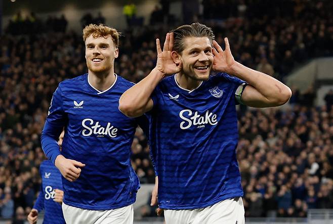 4일 영국 리버풀 힐 디킨슨 스타디움에서 열린 EPL 29라운드 에버튼과 번리의 경기에서 에버튼의 주장 제임스 타르코프스키가 전반 32분 선제골을 터트린 뒤 세리머니를 하고 있다./로이터 연합뉴스