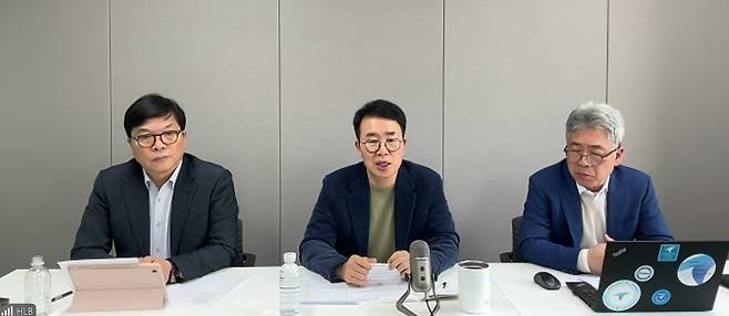 진양곤 HLB 회장(가운데)이 지난해 3월 21일 오전 9시 경영진과 함께 온라인 기자 간담회를 열고 미국 식품의약국(FDA)으로부터 간암 신약 리보세라닙의 품목허가 승인을 받지 못한 데 대한 입장과 향후 계획을 밝히고 있다. /줌 영상 캡처