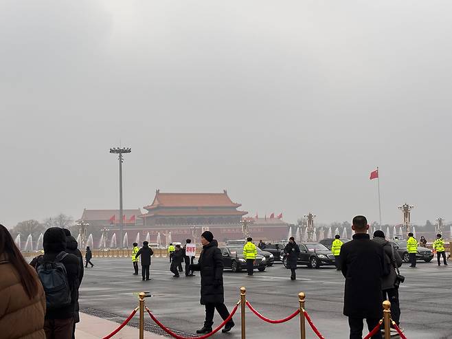 4일 오후 2시 정협 개막식을 앞두고 인민대회당 앞 도로가 전체 통제된 모습. /베이징=이은영 특파원