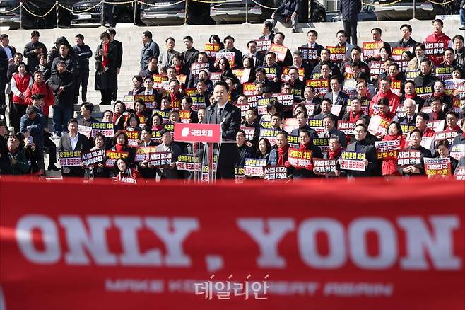 장동혁 국민의힘 대표가 지난 3일 오후 국회본청 앞 계단에서 열린 국민의힘 사법독립 헌정수호를 위한 대국민 호소 국민대장정 규탄대회에서 출정사를 하고 있다. ⓒ데일리안 홍금표 기자