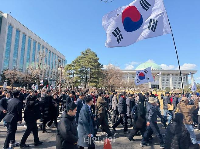 현장 지지자들의 다수는 윤어게인(YOON AGAIN)으로 구성된 강성 지지층이었다. 이들은 '온리 윤(Only Yoon)' 포스터를 들고 윤석열 전 대통령과 장동혁 대표의 이름을 번갈아 연호했고, 사법 3법 관련 구호는 거의 들리지 않았다. ⓒ데일리안 김수현 기자
