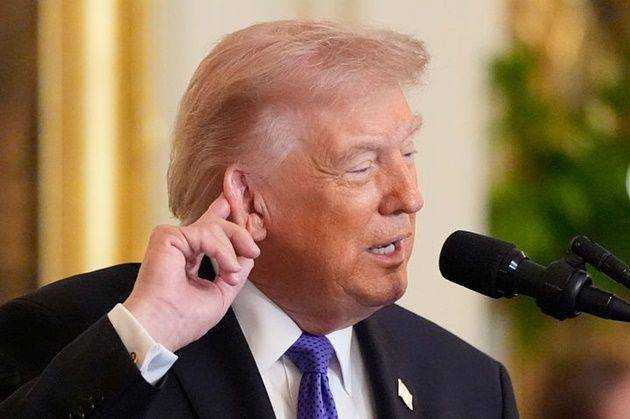 도널드 트럼프 미국 대통령이 2일 미 워싱턴DC 백악관 이스트룸에서 열린 명예훈장 수여식에서 귀를 만지며 연설하고 있다. ⓒ AP/뉴시스