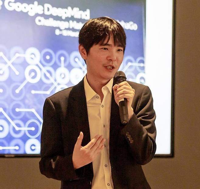 이세돌 9단이 9일 다시 한번 인공지능(AI)과 바둑 대결을 펼친다. 구글 딥마인드의 바둑 AI ‘알파고’와 대국한 이후 10년 만이다. 사진은 이 9단이 울산과학기술원(UNIST)에서 강연하는 모습. UNIST 제공